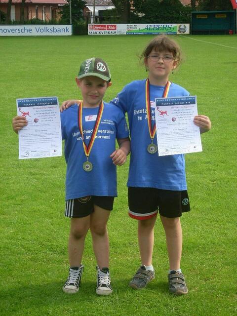 Kiara Papaioannou und Marvin Barward von der F-Jugend des SV Sorgensen haben den 2.Platz im Jahrgang 2003/2004 belegt und eine Silbermedaille erhalten.