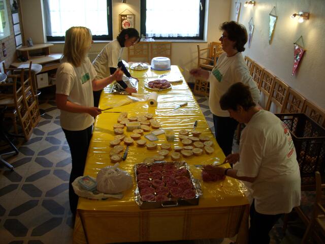 Erste ehrenamtliche Helferinnen beim morgendlichen Brötchen schmieren - Melanie Ludwig, Ingelore Runge, Karin Buchholz und Elke Grupp