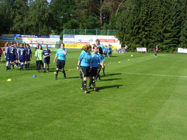 Das Eröffnungsspiel kann beginnen.