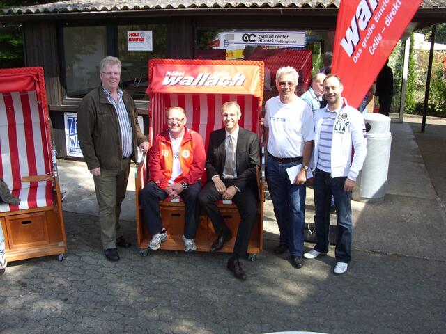 RSE-Verantwortliche und Sponsoren, v.links Günter Blum, Sparkasse Hannover; Kurt Becker, Cheftrainer RSE; Thomas Preuhs, GF Möbel Wallach Celle; Alfred Runge, 2. Vors. RSE; Kornelius Nolte, Brillen Fielmann