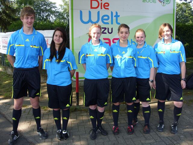 Die Schiedsrichter/innen: Renz Burkert, Monika Kourgouzova, Cindy Sabey, Alanie Pahl, Xenia Mach und Tirza Mach