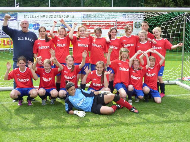 Die unterlegenen Norwegerinnen (TSV Bemerode) freuen sich über den Viz-Mini-Weltmeister.