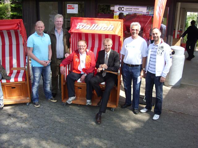 RSE-Verantwortliche und Sponsoren, v.links Herr Giesche, Ford Giesche, Fuhrberg; Günter Blum, Sparkasse Hannover; Kurt Becker, Cheftrainer RSE; Thomas Preuhs, GF Möbel Wallach Celle; Alfred Runge, 2. Vors. RSE; Kornelius Nolte, Brillen Fielmann
