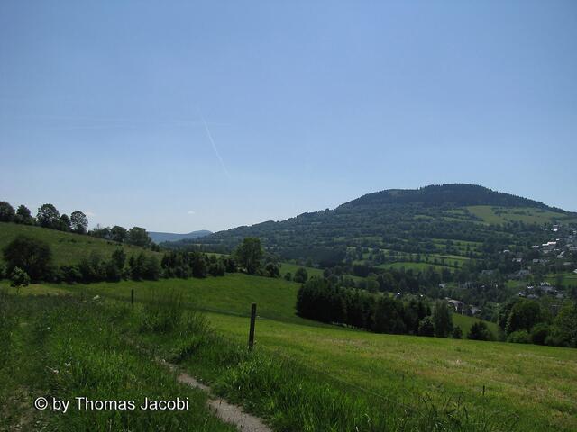 Noch fünf Kilometer bis nach Hause: der Pöhlberg voraus.