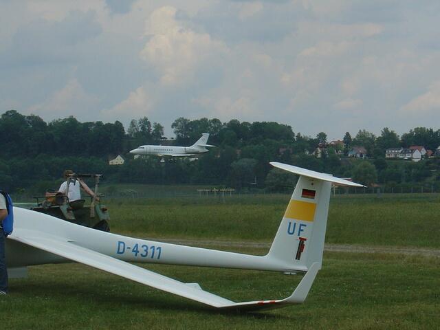 Begegnung: Segelflugzeug und Düsenmaschine