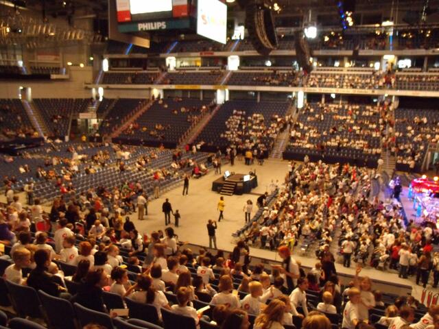 Die TUI Arena beim Einlass (Normalerweise stehen bei Konzerten die Bühnen LINKS)