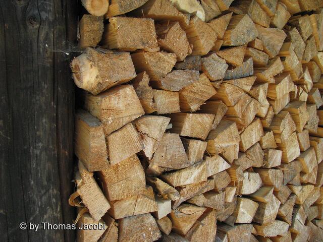 Aus Kaminholz gebaut.