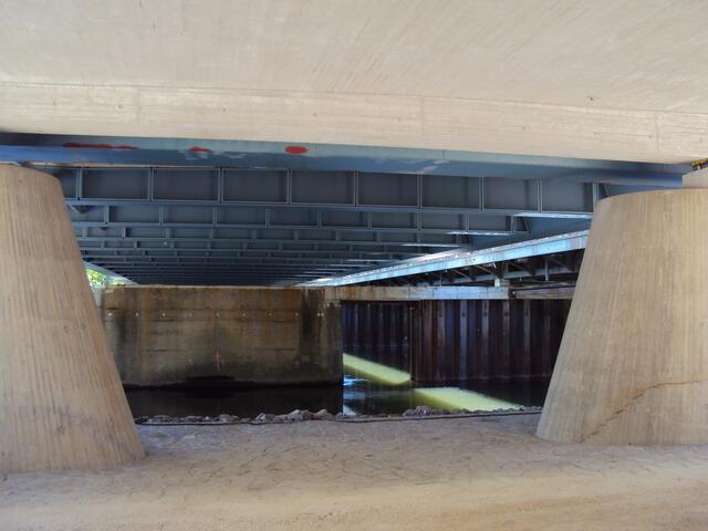 .. unter der neuen Brücke, jetzt müssen nur noch alten Brückenpfeiler und die alte flußaufwärts verschobene Brücke entfernt werden ..