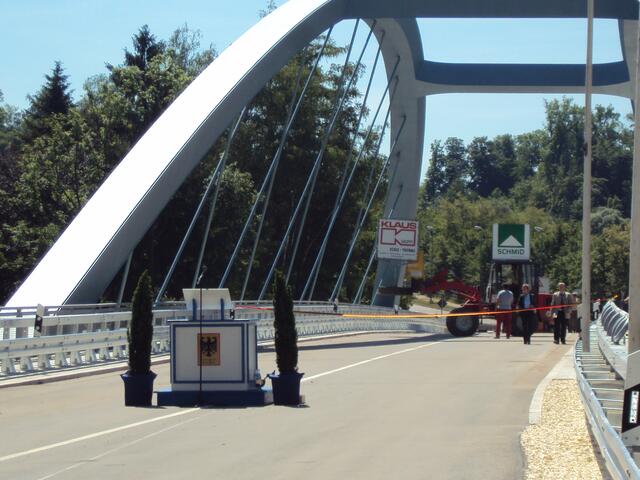 .. auch das Rednerpult ist schon aufgebaut ..