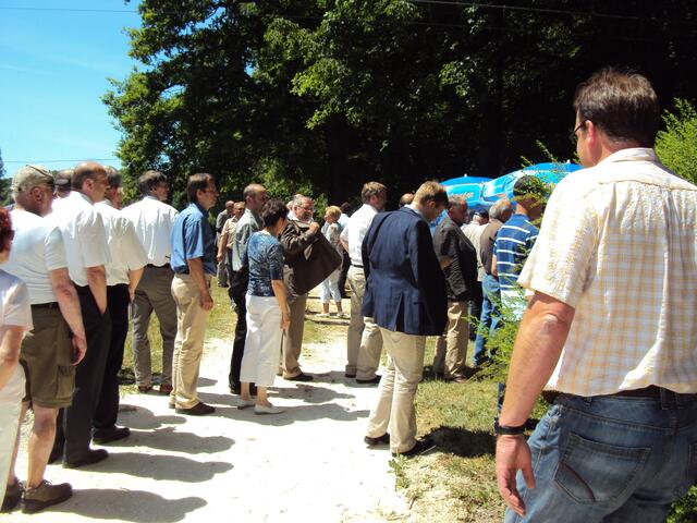 .. Gäste und Zuschauer wurden zum Imbiss am Donauufer eingeladen ..