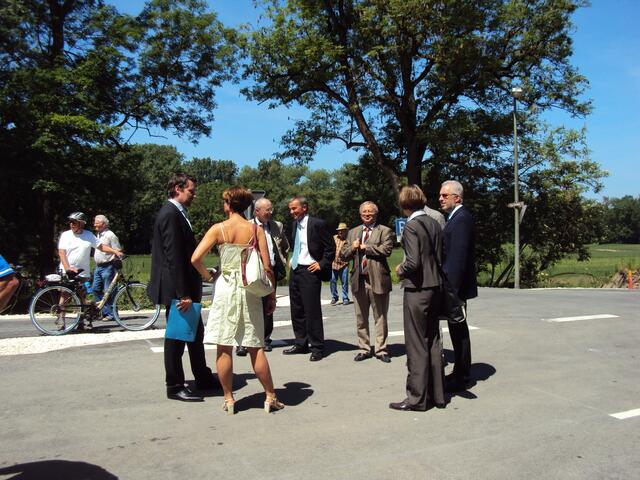 .. die ersten geladenen Gäste treffen ein ..