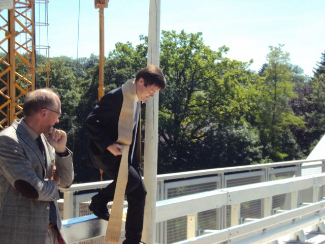 .. ließen sich was besonderes einfallen um die Verbundenheit der beiden Kirchen, bei diesem Festakt zu zeigen ...