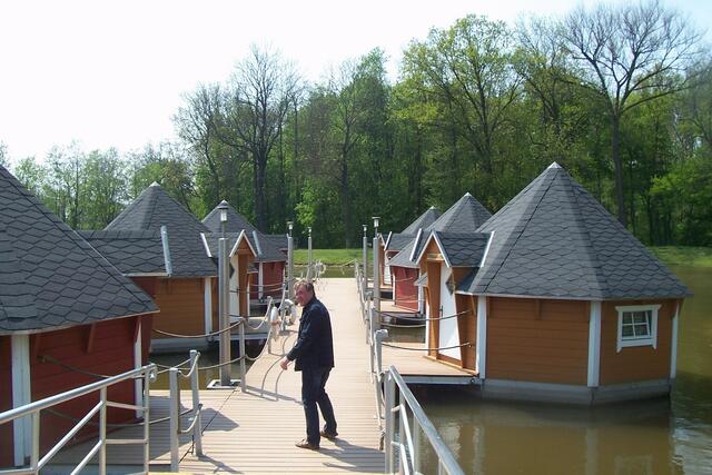 schwimmendes Hüttendorf