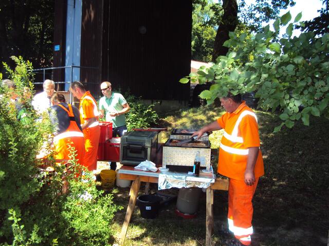 .. am Grill herrschte reger Betrieb bis Jeder etwas zu Essen hatte ..