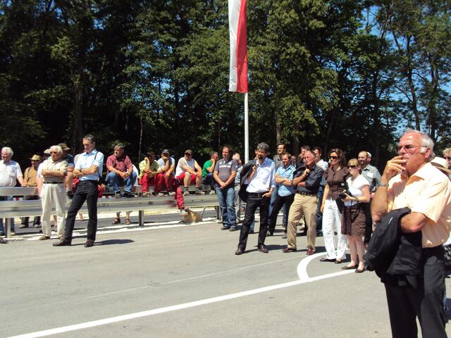 .. Zuschauer und die noch vorhandenen Bauarbeiter lauschen den Grußworten