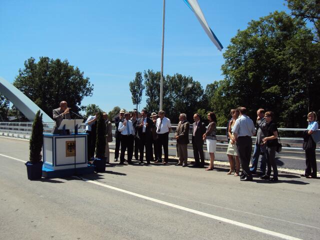 Herr Weirather, Leiter vom staatlichem Bauamt Krumbach, begrüßt die geladenen Gäste und anwesenden Zuschauer