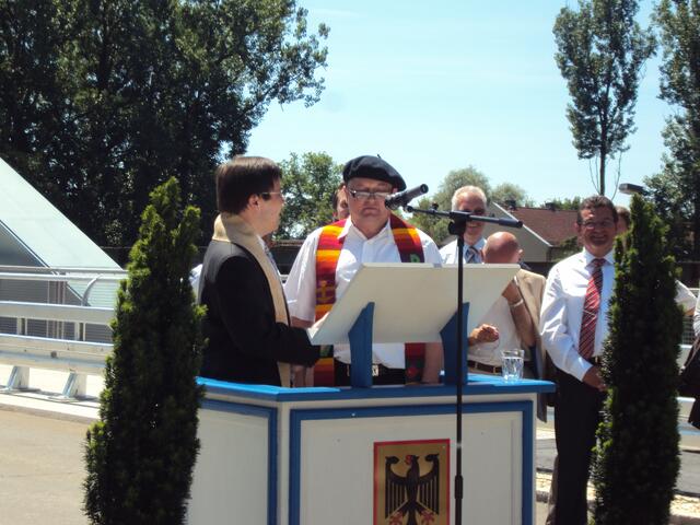 .. gemeinsam sprach man ein Gebet und gemeinsam segnete man das neue Bauwerk  ..