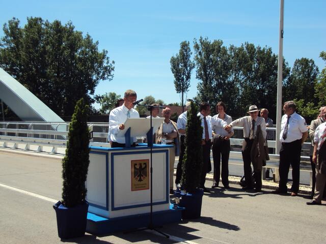.. der Oberbürgermeister, Gerhard Jauernig, erläutert den Anwesenden Gästen und Zuschauern wie wichtig dieser Brückenneubau für Günzburg ist ..