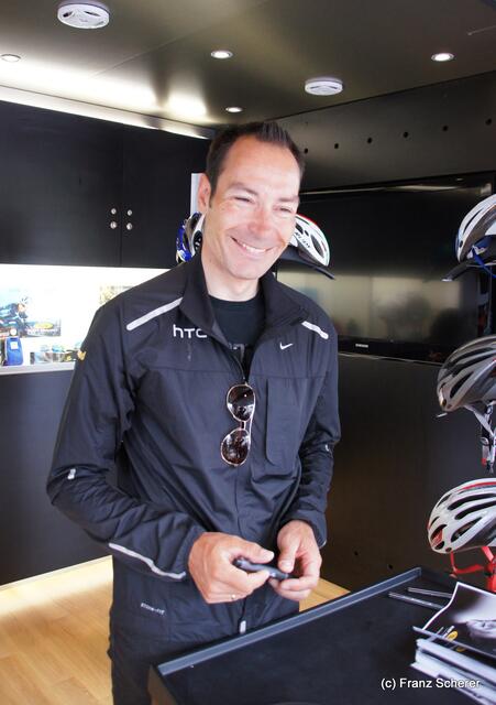 Bayern Rundfahrt 2011 - Einzelzeitfahren in Friedberg - Erik Zabel, der erfolgreichste deutsche Radrennfahrer bei der Autogrammstunde