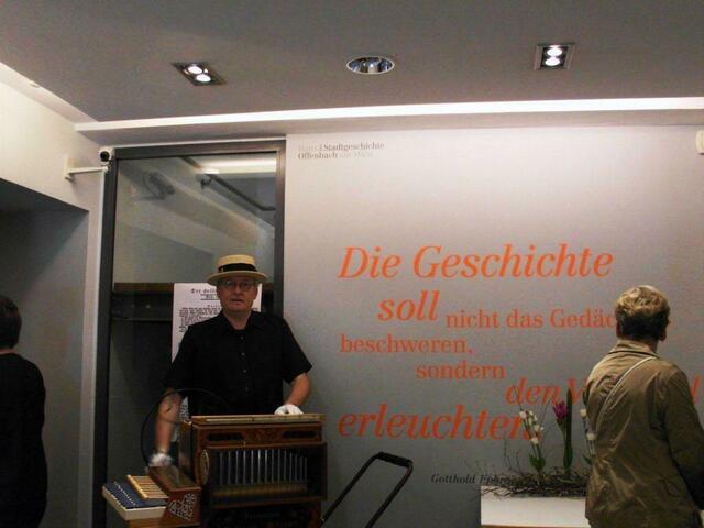 Bäckermeister Schwengler orgelte zum Empfang am "Tag für die Literatur" Volkslieder und Choräle, Kinderlieder und Opern-Chorgesang