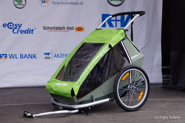 Bayernrundfahrt 2011 - die Promis radelten im Rahmenprogramm um diesen Fahrradanhänger für das Friedberger Kinderheim