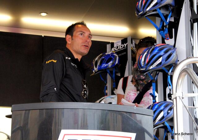 Bayern Rundfahrt 2011 - Einzelzeitfahren in Friedberg - Erik Zabel, der erfolgreichste deutsche Radrennfahrer bei der Autogrammstunde