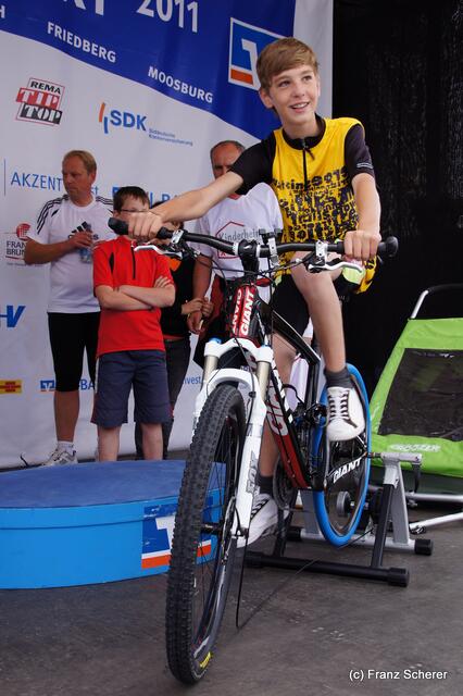 Bayernrundfahrt 2011 - Kinder des Friedberger Kinderheims beim Promi-Radeln