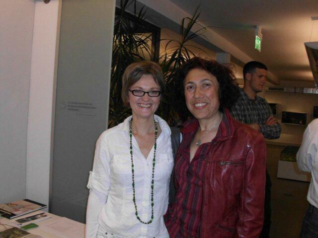 Paula Kuhn, Initiatorin von Lecture_Offenbach, zusammen mit Monireh Kazemi am "Tag für die Literatur" in Offenbach am Main. Im Haus der Stadtgeschichte.