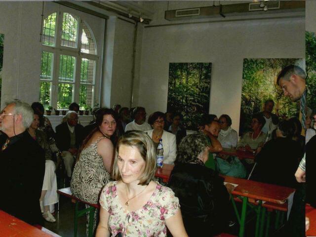 Lecture_Offenbach am "Tag für die Literatur" im Haus der Stadtgeschichte. Leserinnen und Leser saßen gemeinsam mit dem Publikum an Biertischen: u .a. Helmut Preller, Lucia Gerharz und Anne Franck-Frieden. Magdalena Zeller, KulturRegion FrankfurtRheinMain, war als Kooperationspartnerin mit unter den Gästen.