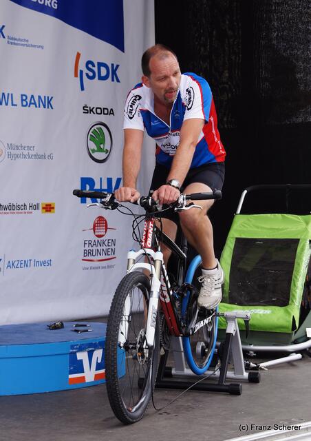 Bayernrundfahrt 2011 - Bestseller-Autor und Diplom-Sportlehrer Christof Baur beim Promi-Radeln