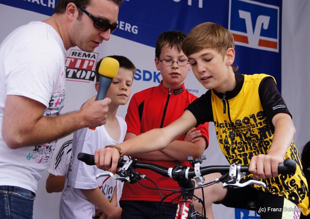 Bayernrundfahrt 2011 - Einzelzeitfahren in Friedberg - Kinder des Friedberger Kinderheims beim Promi-Radeln