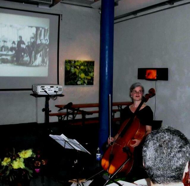 Cellistin Krischa Weber erwartet das Publikum in der alten Industriehalle des "Haus der Stadtgeschichte". Sie arrangierte eigens für das Programm "Freitag abends ging ich von Gießen fort:Der Druck des hessischen Landboten in Offenbach am Main" die musikalische Begleitung.