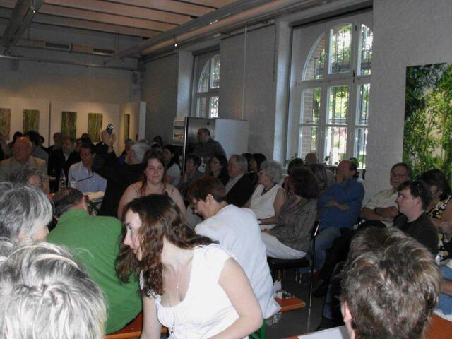 Lecture_Offenbach am "Tag für die Literatur" im Haus der Stadtgeschichte. Leserinnen und Publikum saßen gemeinsam an Biertischen. Hier u.a. Stephan Färber, Peter Freier, Corrado Di Benedetto, Frank Pröse, Helmut Preller, Lucia Gerharz und Anne Franck-Frieden.