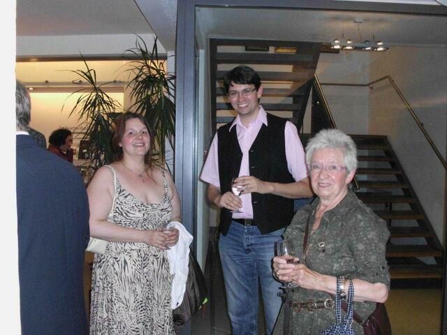 Ausklang der Lecture_Offenbach am "Tag für die Literatur": Leserinnen Lucia Gerharz und Helga Feuerbach zusammen mit Leser Simon Isser.
