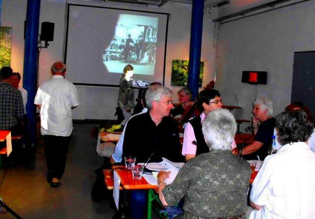 Lecture_Offenbach am "Tag für die Literatur" im Haus der Stadtgeschichte: Leserinnen, Leser und Publikum nehmen ihre Plätze ein.