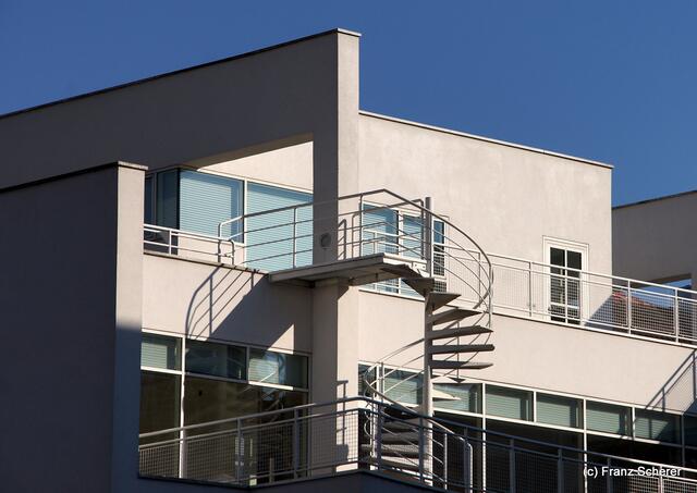 Ulm - Moderne Architektur im Spiel der Sonnenschatten