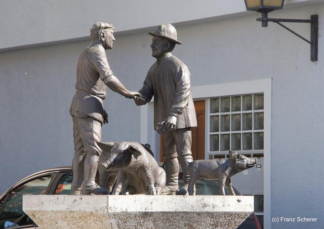 Ulm - Fischerviertel - 'Dr Metzgr ond dr Baur beim Handl om dui Sau', steht unter dem Denkmal am Saumarkt