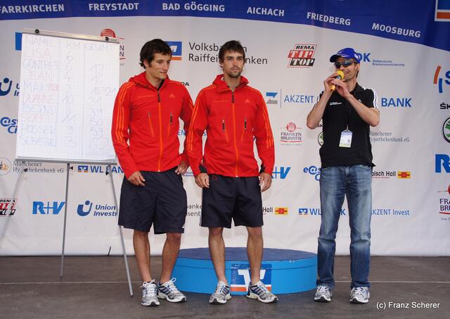 Bayernrundfahrt 2011 - Kanu-Weltmeister Hannes Aigner (mitte) und Kanu-Europameister Sebastian Schubert (links) beim Spenden-Radeln