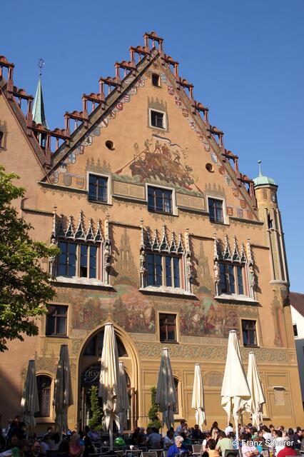 Der Ulmer Rathausplatz - Einladung zum Sonne tanken in historischer Umgebung