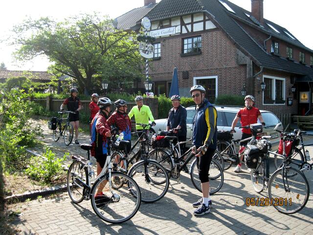 Vor dem Gasthaus in Schwarmstedt