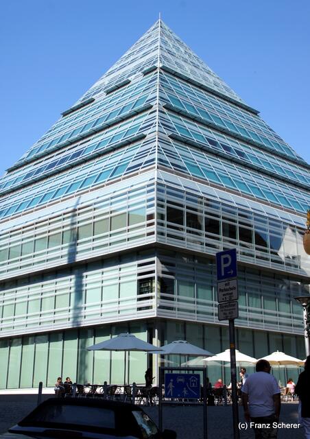Die Ulmer Stadtbibliothek. Futuristisches Bauwerk am Rande des Fischerviertels