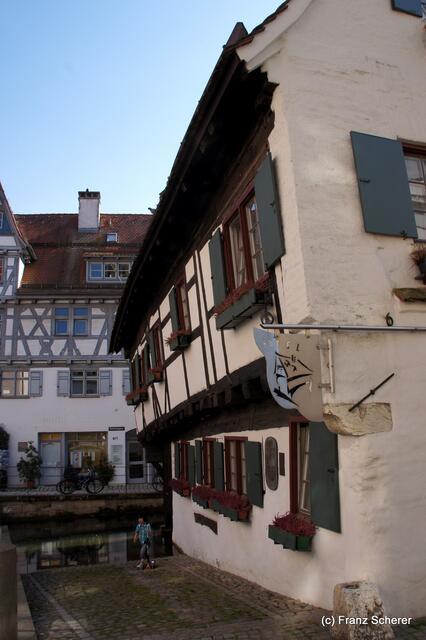 Ulm - Fischerviertel - Der Möbelkauf wird sich für die Zimmer im schiefen Haus etwas kompliziert gestalten ...