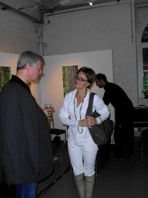 Ausklang der Lecture_Offenbach am "Tag für die Literatur": Publikumsgast im Gespräch mit Paula Kuhn, Initiatorin von Lecture_Offenbach.