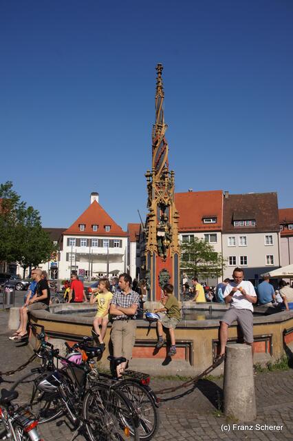 Der 'Fischkasten' oder 'Syrlinbrunnen' - so lauten die Bezeichnungen für den Ulmer Marktbrunnen beim Rathaus