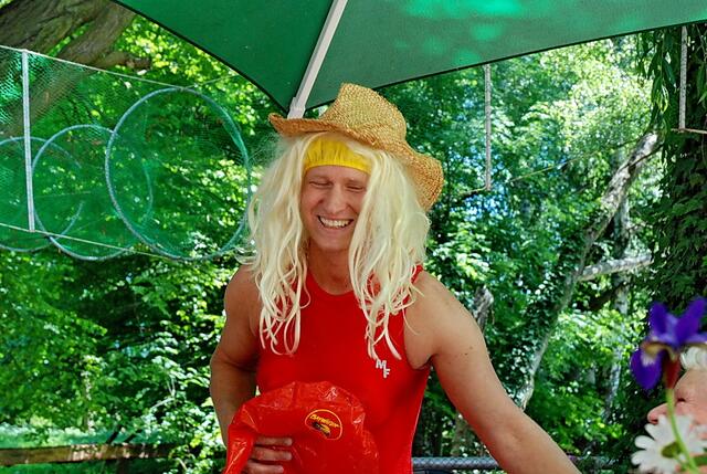 Das ist die Blonde von vorne; 'sie' stellt sich als Pamela von Baywatch vor. Ich meine da doch eher 'Fuhsewatch', oder ???