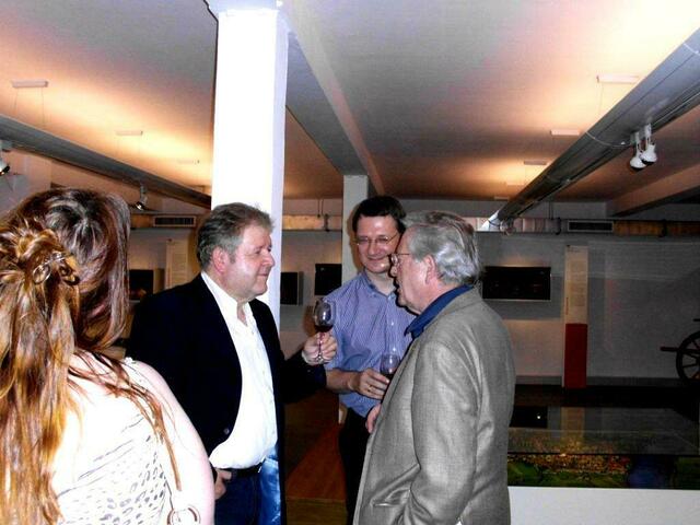 Ausklang der Lecture_Offenbach am "Tag für die Literatur": Leser Stephan Färber zusammen mit Direktor des "Haus der Stadtgeschichte", Dr. Jürgen Eichenauer, und Publikumsgast Herr Kroner.
