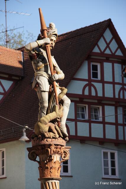 Ulm - Georgsbrunnen. Martialisch bohrt der Heilige Georg seine Lanze in den Rachen eines Lindwurms