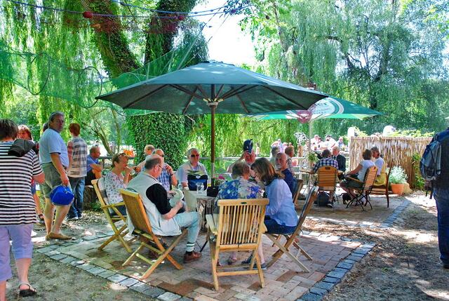 Gemütliche Runden bei der Eröffnung des Mühlencafés