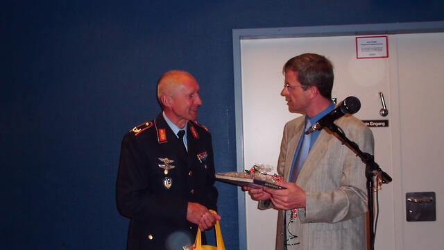 CSU Ortsvorsitzender von Schwabegg Armin Mai überreicht Brigadegeneral Schmidt als Dank ein Buch über das Golfspiel