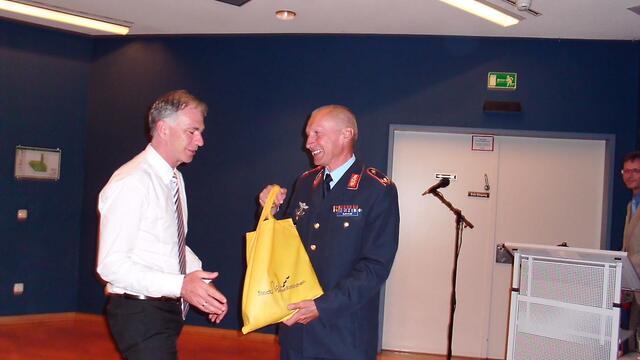 1. Bürgermeister Lorenz Müller bedankt sich bei Brigadegeneral Hans-Georg Schmidt